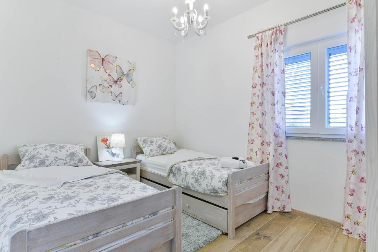 Family Friendly Apartments With A Swimming Pool Zadar - 18098 ภายนอก รูปภาพ