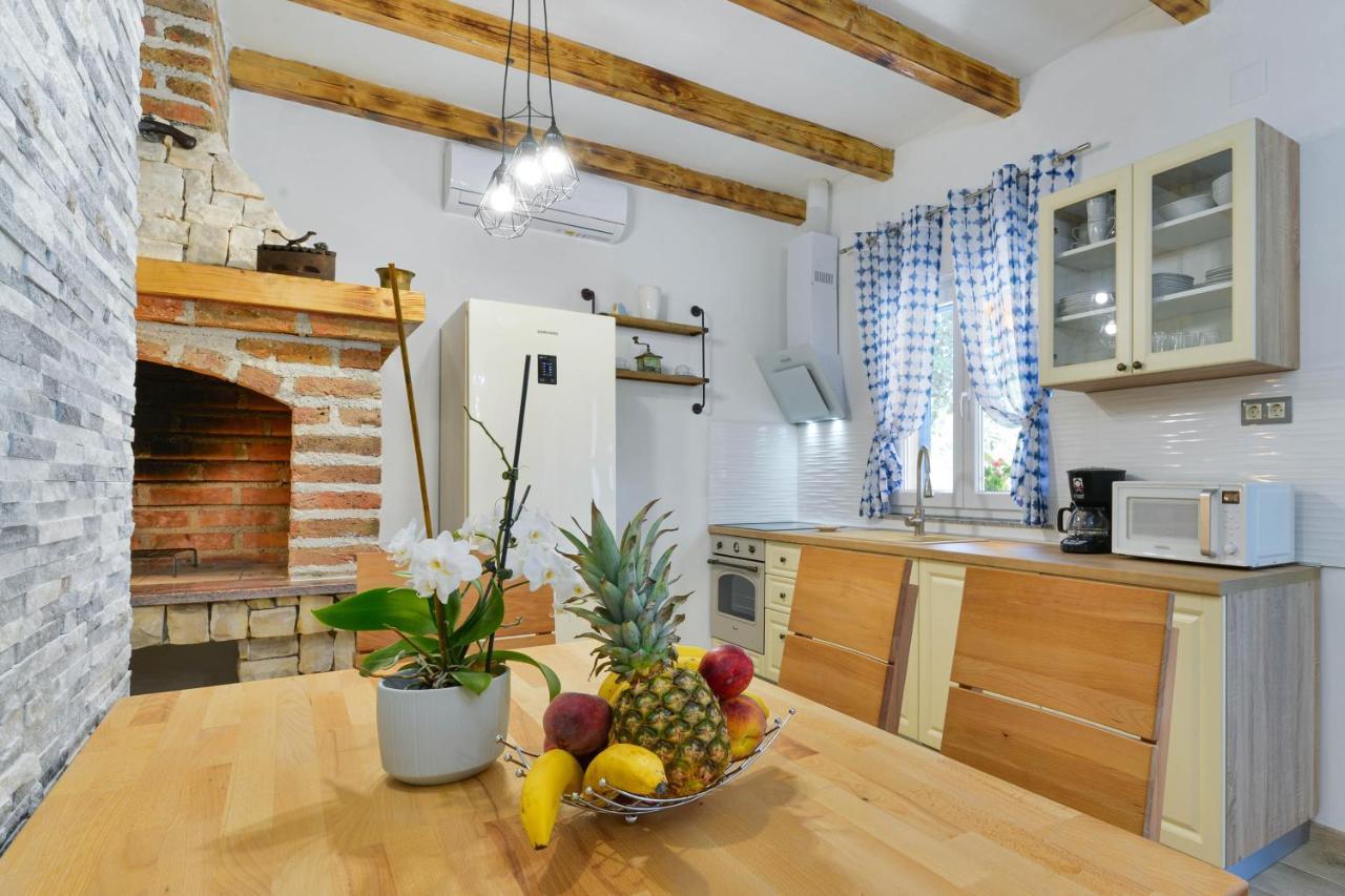 Family Friendly Apartments With A Swimming Pool Zadar - 18098 ภายนอก รูปภาพ